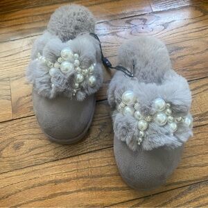Pearl embellished Rhinestone closed toe slippers